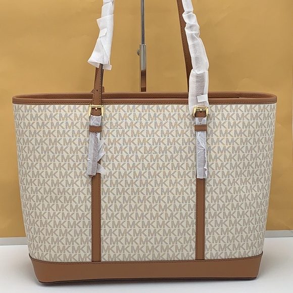 MICHAEL KORS VANILLA SIGNATURE COLOR 
Jet Set Travel Large Logo Tote Bag - Picture 11 of 16